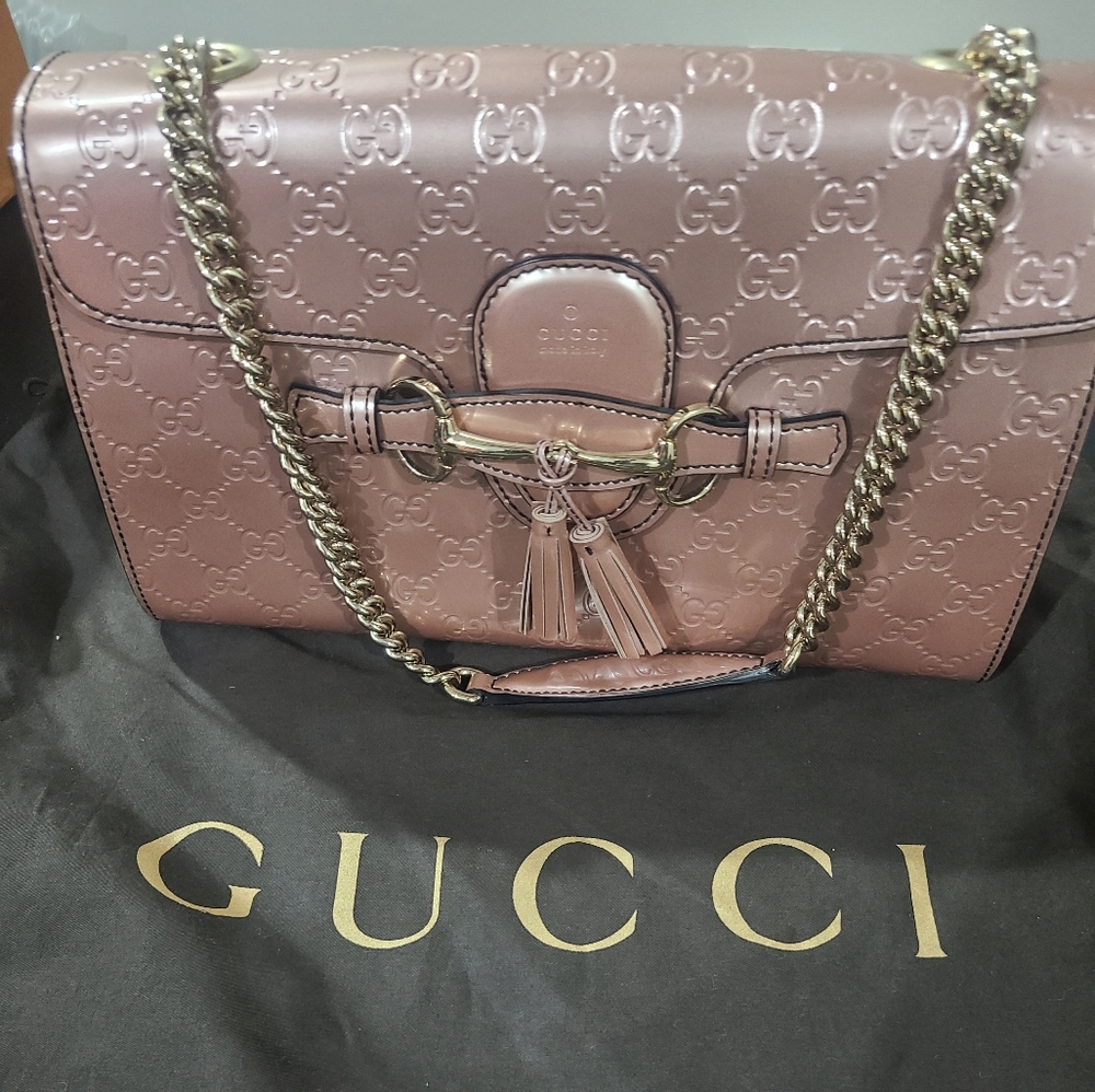 GUCCIMedium Signature Emily Shoulder Bag
